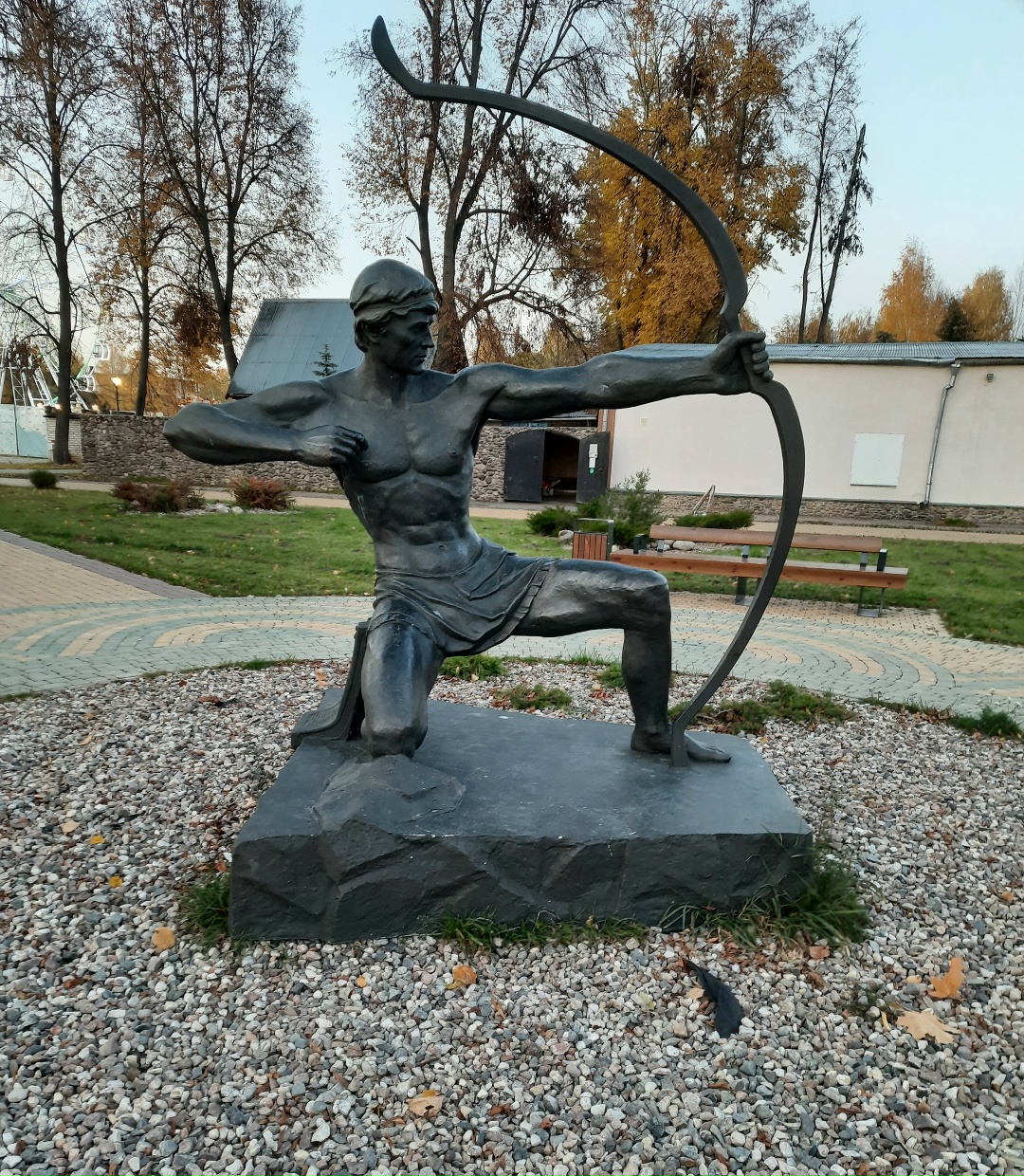 Реставрация и изготовление лука для скульптуры «Лучник» в Великих Луках