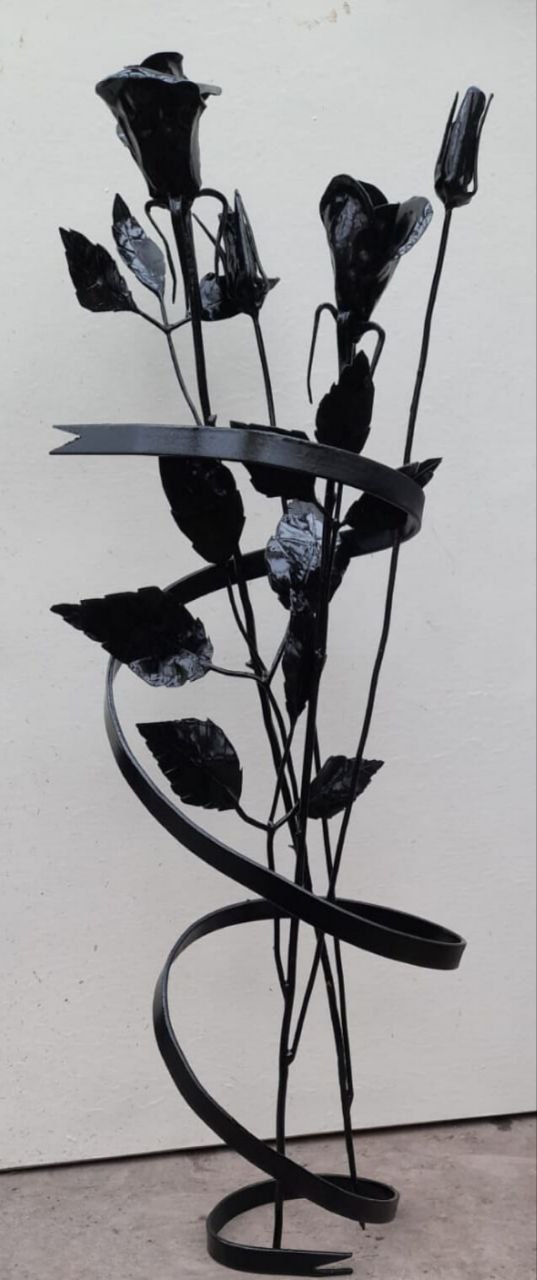 Кованая композиция «Чёрные розы» с декоративной лентой