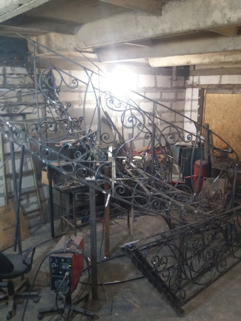 Кованая лестница премиум‑класса с художественным орнаментом