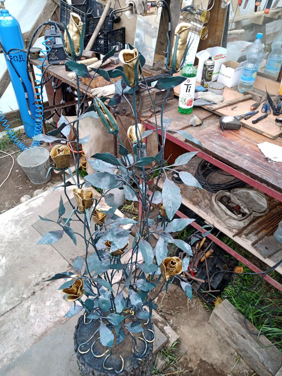 Кованая композиция «Золотые розы на пне»